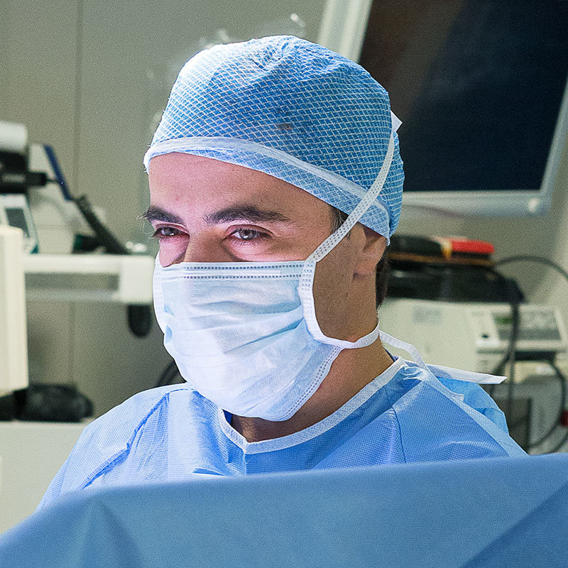 Dr. Usuelli in sala operatoria durante l'implementazione di una protesi alla caviglia