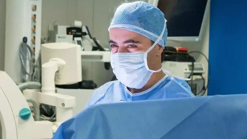 3 2 dr-usuelli-in-sala-operatoria
