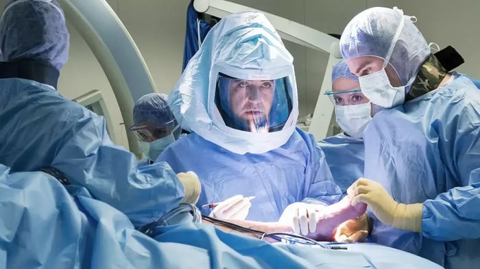 Foto del dr. Usuelli in sala operatoria durante un intervento alla caviglia.