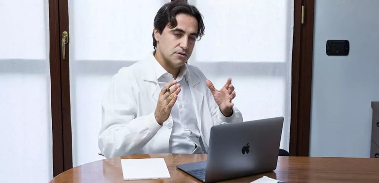 dr-federico-usuelli-ricerca-scientifica-al-tavolo-min