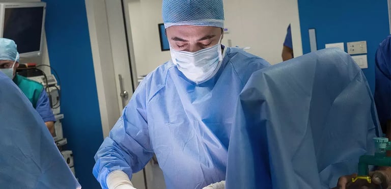 dr-usuelli-durante-operazione-min