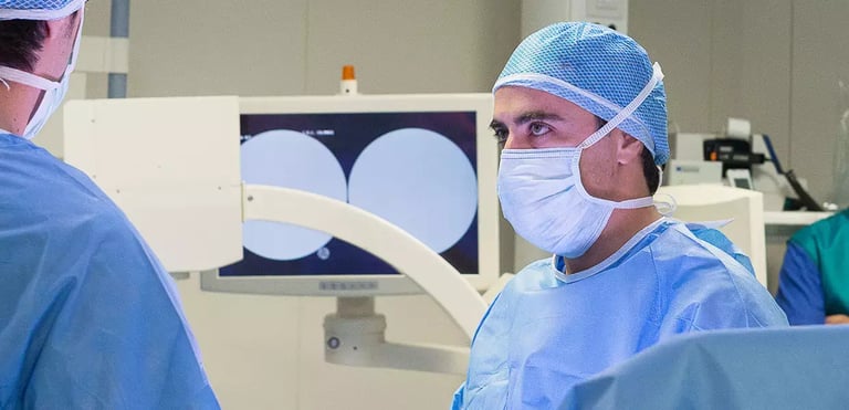 il-dr-usuelli-in-sala-operatoria-min