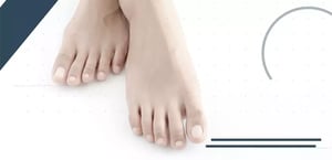 il-piede-cavo-sfondo-bianco-min
