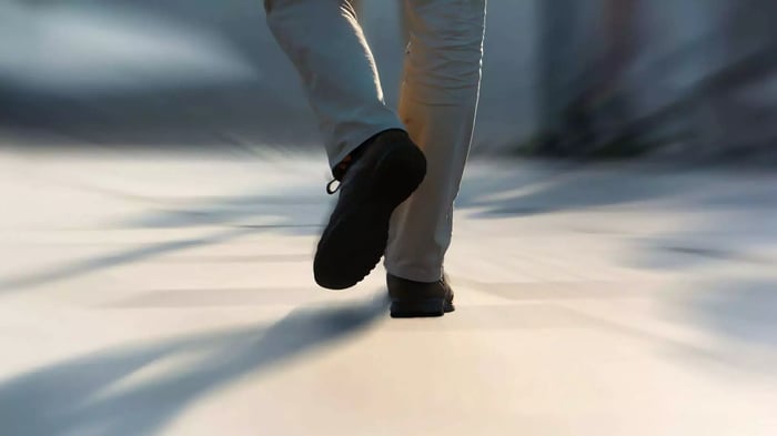 Foto di un uomo che cammina: nel decorso post-operatorio dei pazienti con artrosi della caviglia è importante la riabilitazione.