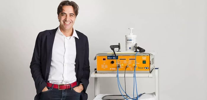 Il dottor Usuelli con un macchinario per la TecarTerapia usato nei pazienti con artrosi alla caviglia.