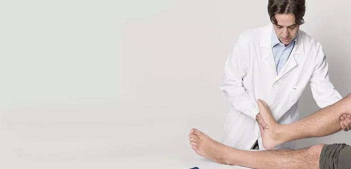 Il dottor Usuelli visita un paziente con artrosi di caviglia per emettere la diagnosi.