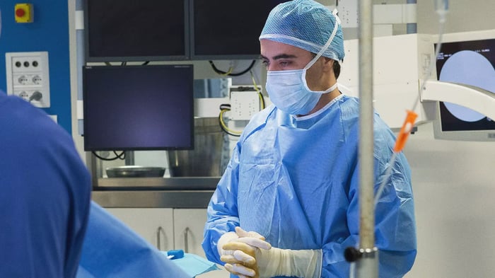 Foto del dottor Usuelli in sala operatoria, durante un intervento alla caviglia in un paziente artrosico.