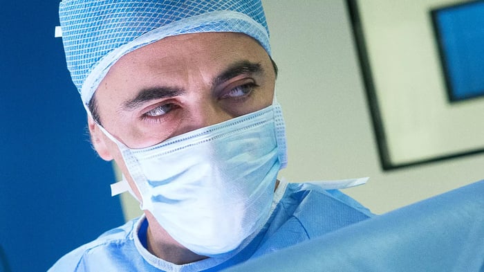 Foto del dr. Usuelli in sala operatoria.