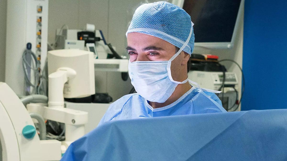 Dr. Usuelli in sala operatoria durante l'implementazione di una protesi alla caviglia