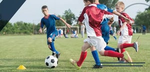 bambini-gioco-del-calcio-min