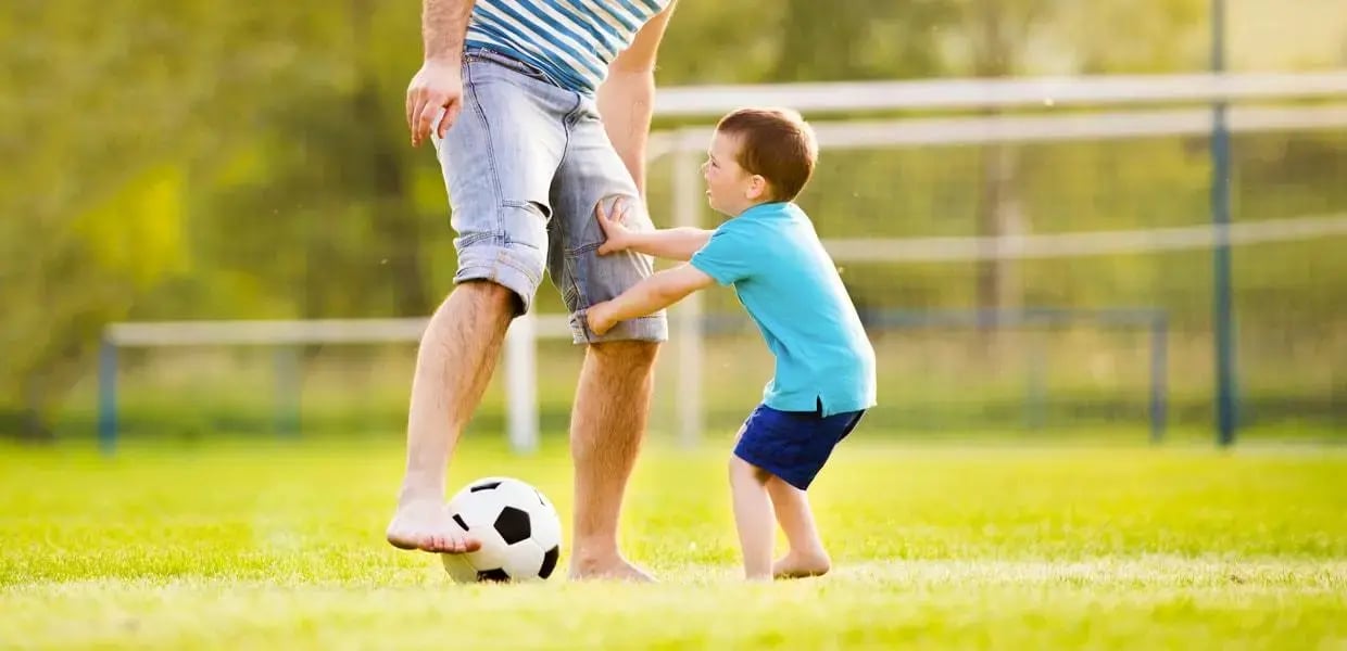 bimbo-gioca-a-calcio-con-padre-min.jpg