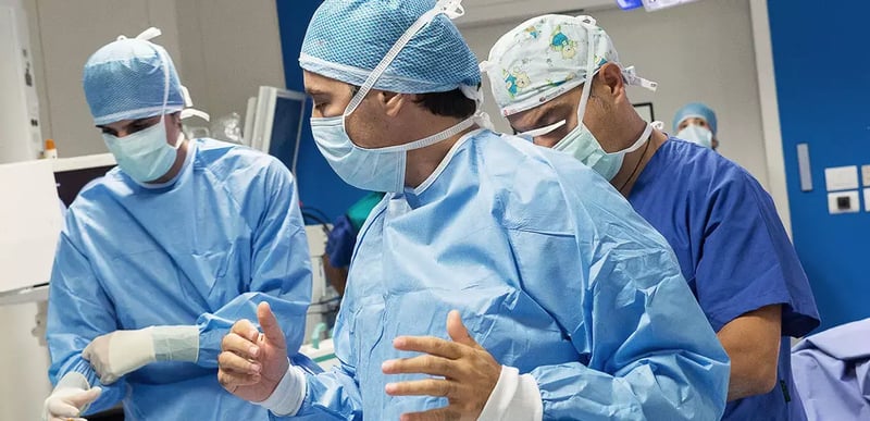 Una foto del dottor Usuelli in sala operatoria.