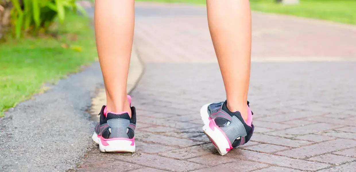 distorsione-di-caviglia-donna-con-scarpe-da-ginnastica-min
