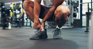 Il dolore alla caviglia senza trauma può comparire durante l'attività fisica, ma anche a riposo.