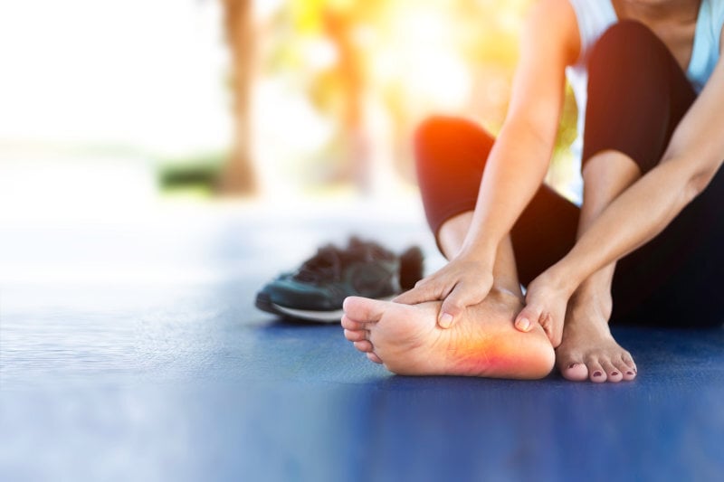 L'uso delle scarpe sbagliate può portare a un peggioramento del dolore al tallone causato dalla fascite plantare.