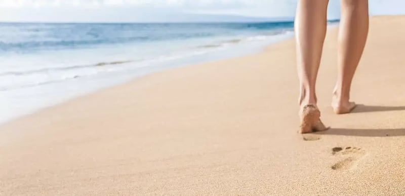 orma-dei-piedi-sulla-spiaggia-pronatore-min.jpg