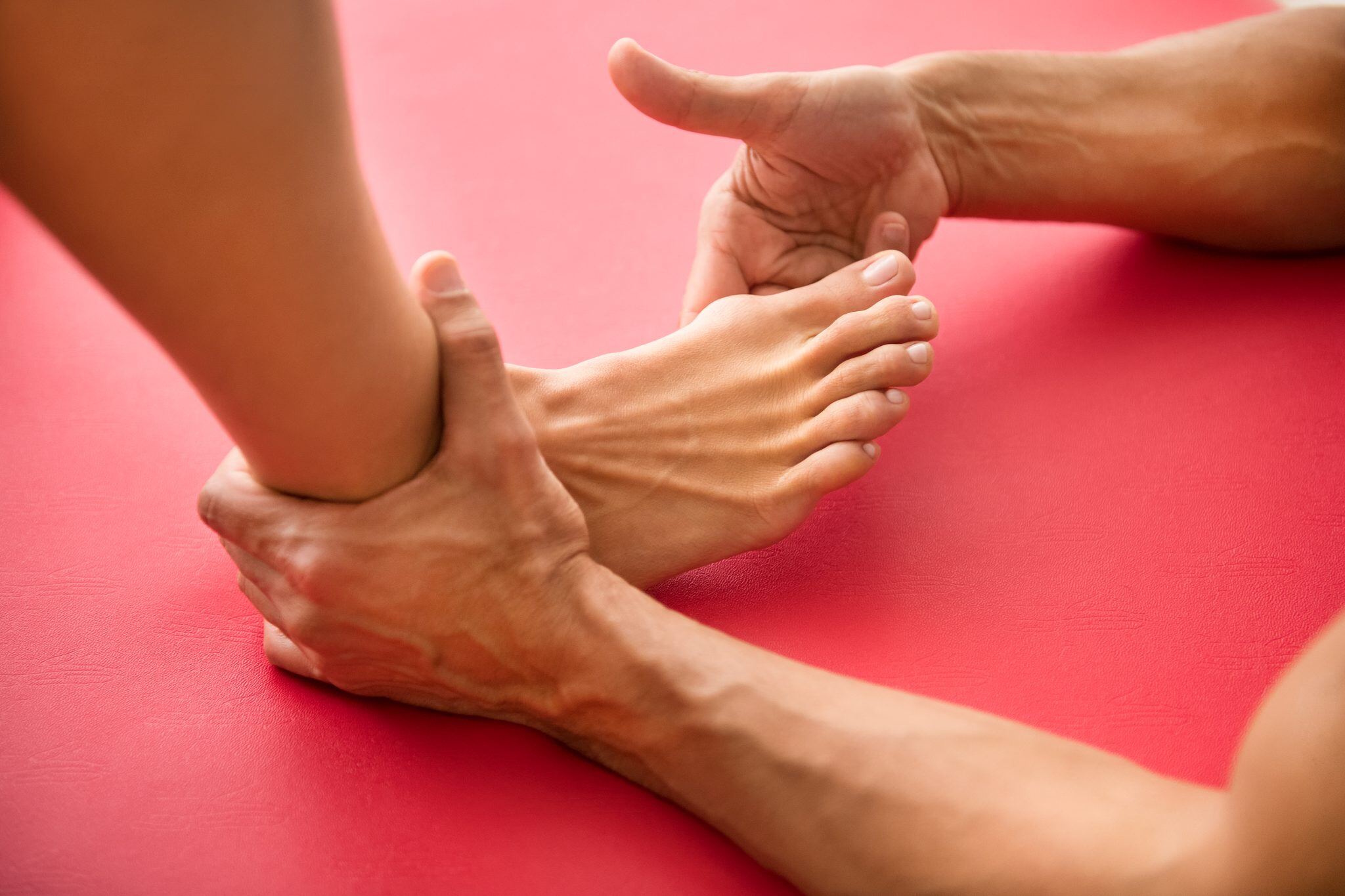 osteopath-assessing-a-hallux-valgus-2023-11-27-05-27-07-utc-2048x1365