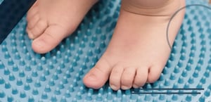 piede-bimbo-palla-propriocettiva-min
