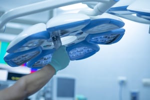 Dettaglio della preparazione di una sala operatoria per un intervento al piede piatto adulto.