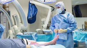 Foto del dr. Usuelli in sala operatoria prima di un intervento.