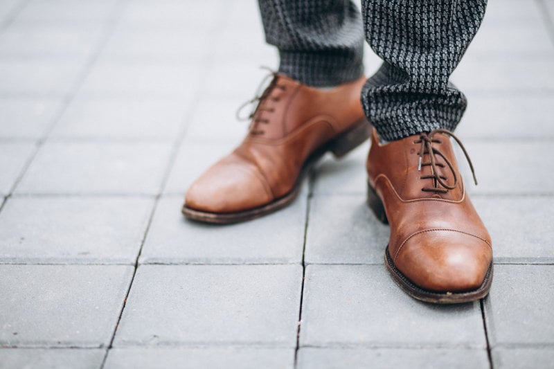 Le scarpe eleganti da uomo possono far peggiorare i sintomi della fascite plantare.