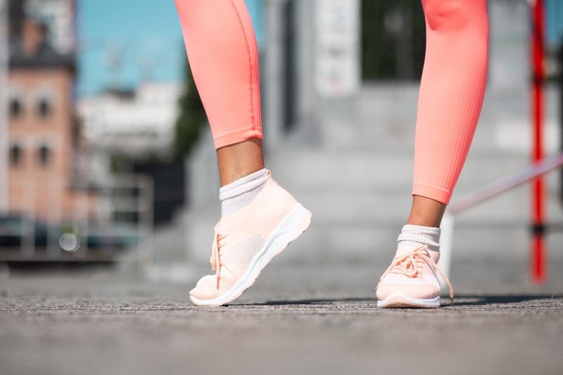 Le scarpe più adatte alla fascite plantare sono ergonomiche ed offrono supporto e ammortizzazione.