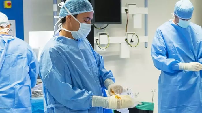 Il dr. Usuelli in sala operatoria prima di un intervento al piede piatto.